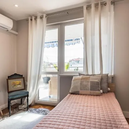 Artistic Penthouse In Center Sevastopol Апартаменти *